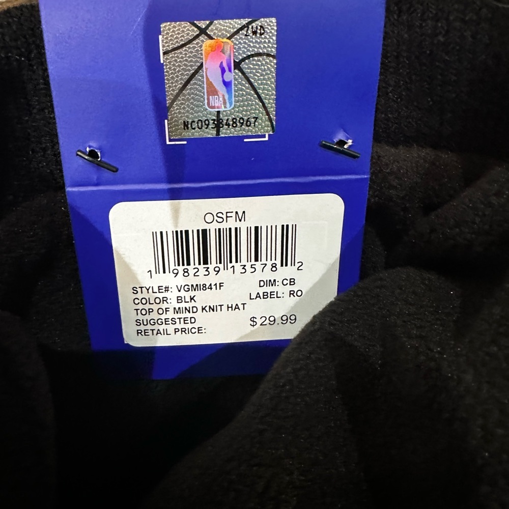 Black and Red Chicago Bulls NBA Beanie with Pom NWT - Picture 3 of 3